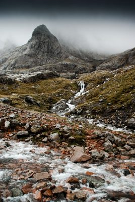 Highland arroyo agua cristalina Escocia